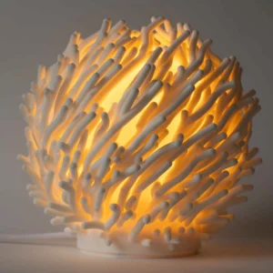 Grande lampe Corail XL allumée, design organique complexe.