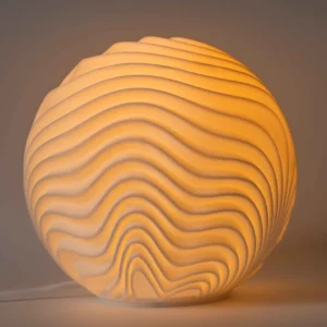 Maxi lampe Dune XL avec motifs d'ondulations horizontales, allumée.