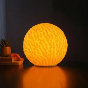 Mini lampe Atlas allumée, diffusion de lumière chaude.