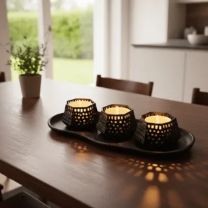 Trio de bougeoirs Lumina en impression 3D avec bougies chauffe-plat allumées.