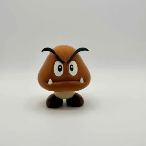 Vue de face de la figurine Goomba en impression 3D avec ses sourcils froncés.