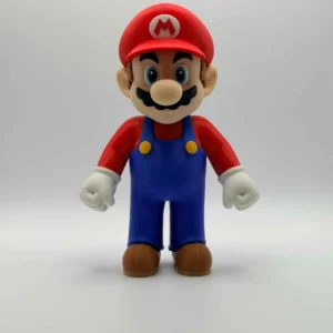 Vue de face de la figurine Mario en impression 3D, posture iconique et couleurs vives.