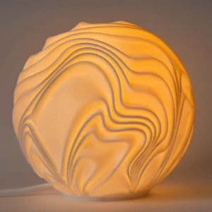Maxi lampe Flow XL allumée aux lignes sinueuses et design dynamique.