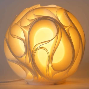 Maxi lampe Gravity XL allumée, structure organique aux formes percées.