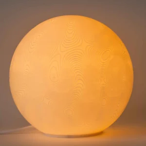 Maxi lampe Landscape XL allumée, motif de strates géologiques.