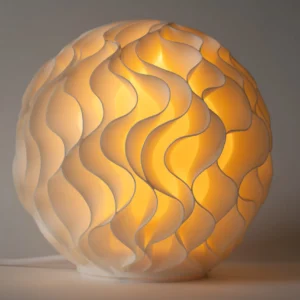 Maxi lampe Osmose XL allumée, design aux courbes équilibrées.
