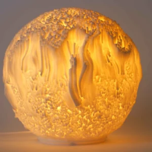 Maxi lampe Reef XL avec sa structure ajourée impressionnante, allumée.