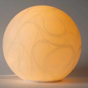 Maxi lampe River XL allumée, design aux ondulations horizontales fluides.