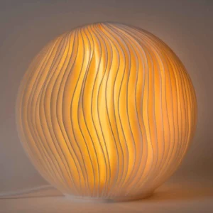 Maxi lampe Wind XL allumée, design aux fines ondulations verticales.