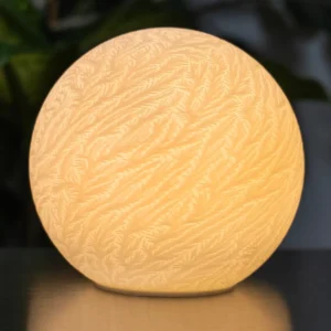 Mini lampe Frost allumée, design cristallin et épuré.