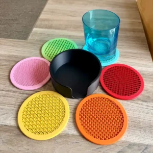 Verre bleu posé sur un dessous de verre original bleu à texture géométrique imprimé en 3D