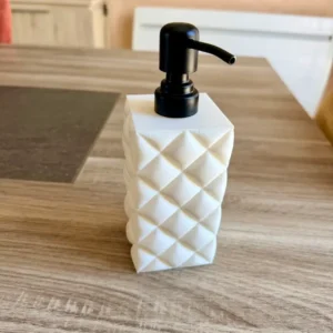 En effet, ce distributeur de savon carré blanc mat affiche un superbe relief puffy. De plus, sa pompe noire minimaliste complète magnifiquement ce design géométrique.