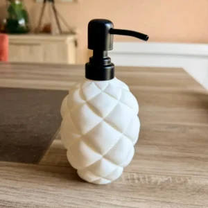 Distributeur de savon liquide élancé blanc mat, modèle classique Ovale au motif matelassé puffy avec pompe noire. 3 modeles et boite pour cotons