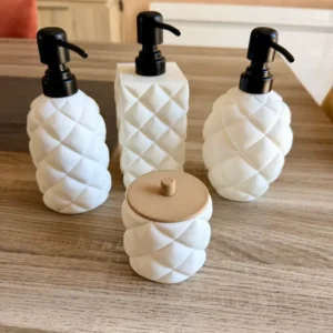 Distributeur de savon liquide élancé blanc mat, modèle classique Ovale au motif matelassé puffy avec pompe noire. 3 modeles et boite pour cotons