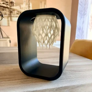 Lampe design LED Nox Aura avec cadre noir mat et cœur suspendu translucide imprimé en 3D par 3DWorlds.