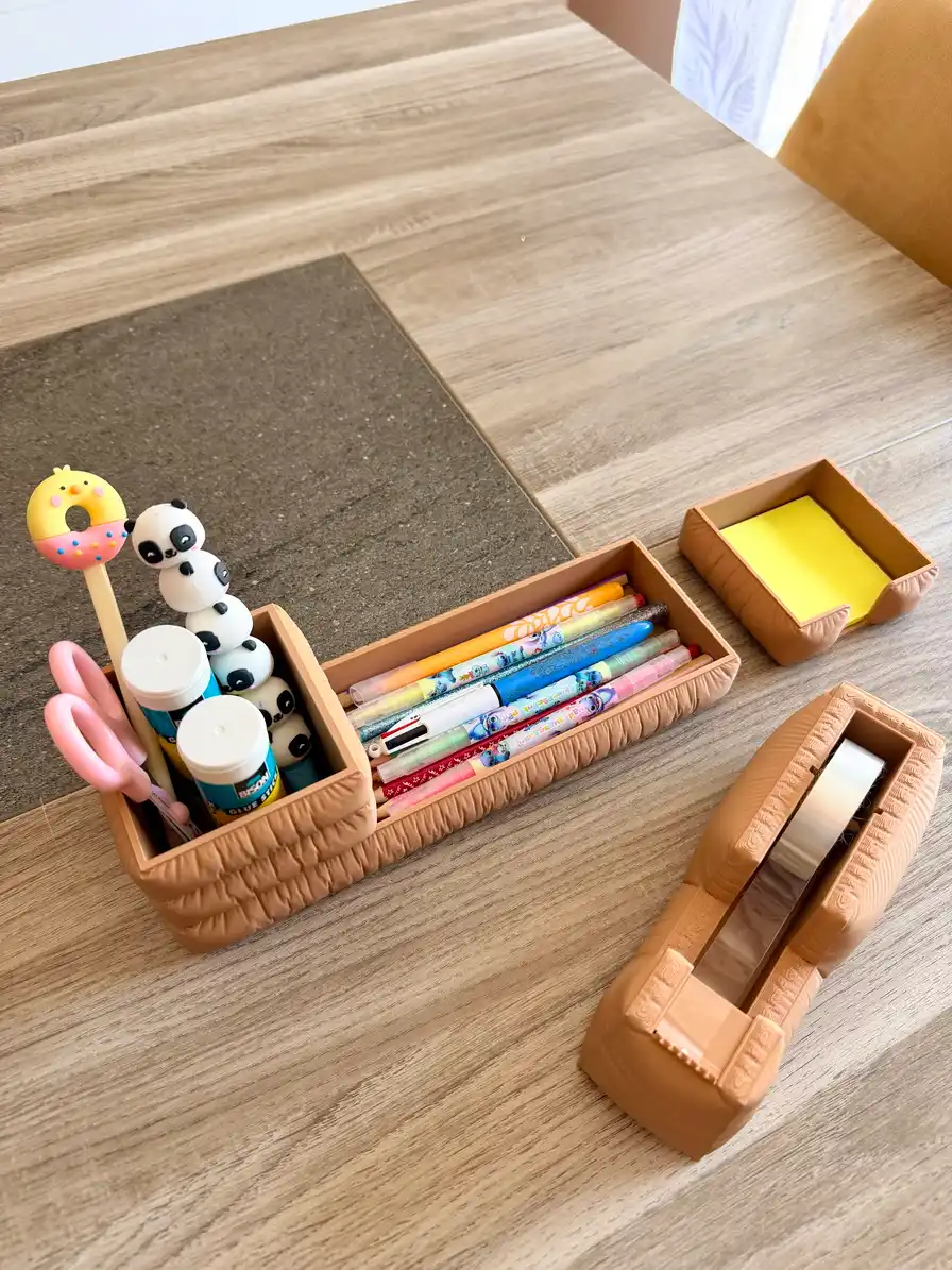 Pack de rangement de bureau design Stratum de couleur marron latte mat comprenant un pot à crayons, un dérouleur de scotch et un porte-notes