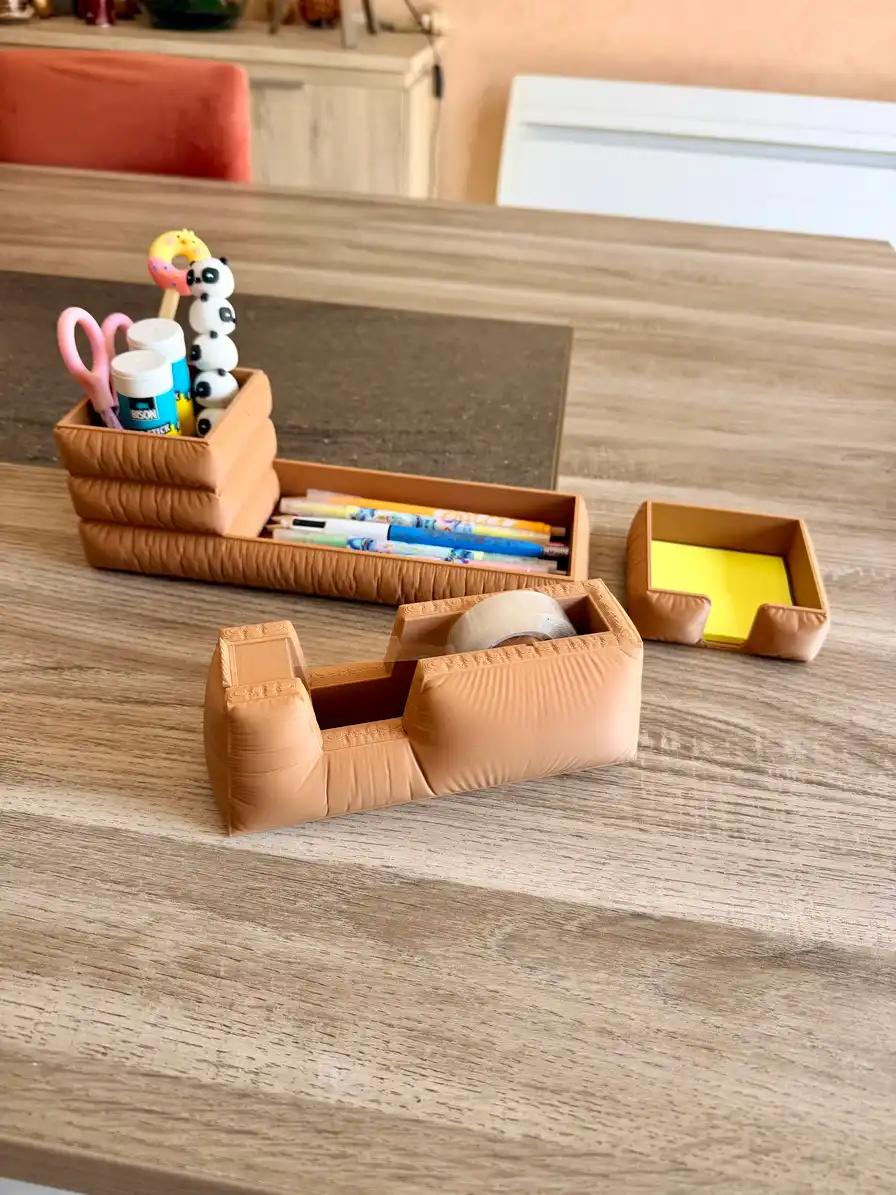 Pack de rangement de bureau design Stratum de couleur marron latte mat comprenant un pot à crayons, un dérouleur de scotch et un porte-notes par 3DWorlds2