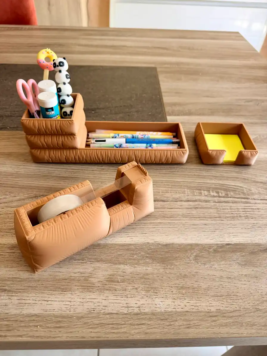 Pack de rangement de bureau design Stratum de couleur marron latte mat comprenant un pot à crayons, un dérouleur de scotch et un porte-notes par 3DWorlds