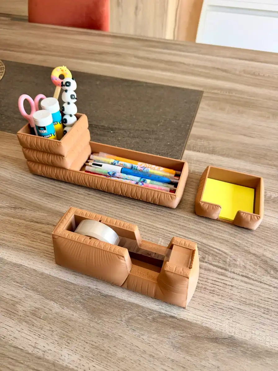 Pack de rangement de bureau design Stratum de couleur marron latte mat comprenant un pot à crayons, un dérouleur de scotch et un porte-notes par 3DWorlds3
