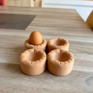 Pack de 4 coquetiers design Puff de couleur marron latte mat avec un œuf à la coque par 3DWorlds.