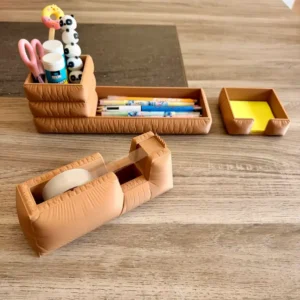 Pack de rangement de bureau design Cosy de couleur marron latte mat comprenant un pot à crayons, un dérouleur de scotch et un porte-notes par 3DWorlds."