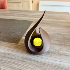Photophore design original Sillage marron chocolat mat en forme de flamme avec bougie LED jaune allumée