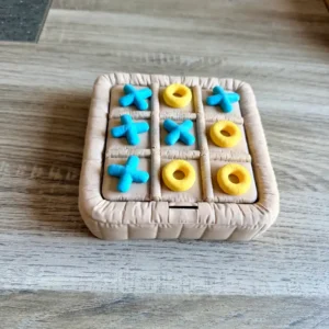 Jeu de morpion design et nomade Cosy couleur beige mat avec pions bleus et jaunes imprimé en 3D par 3DWorlds.