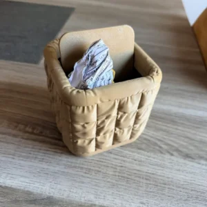 Petite poubelle de bureau originale Capiton aspect bois clair capitonné avec papier froissé à l'intérieur
