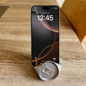 Support de bureau original en forme de canette pliée avec un iPhone 17 Pro Max posé dessus