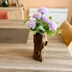 Vase décoratif Sylvan imprimé en 3D avec un effet écorce couleur bois mat et un bouquet de fleurs violettes par 3DWorlds
