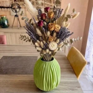 Vase design original Ondula vert matcha mat avec des stries verticales et un grand bouquet de fleurs séchées colorées