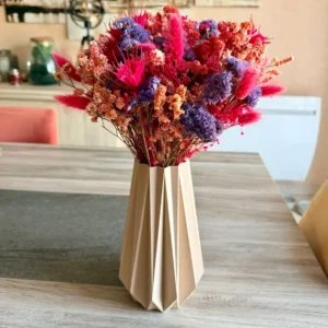 Grand vase géométrique Facet de couleur beige mat avec un grand bouquet de fleurs séchées colorées par 3DWorlds.