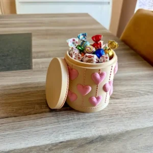 Boîte à bonbons et rangement design Lovita imprimée en 3D motif cœurs brodés roses sur fond beige mat par 3DWorlds.