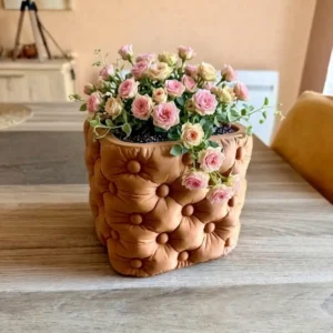 Cache-pot design capitonné Chester imprimé en 3D couleur marron caramel mat avec fleurs par 3DWorlds.