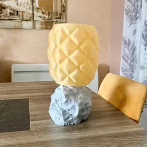 Lampe de table design originale Puff Stone avec douille E27, corps jaune matelassé et socle effet roche gris clair par 3DWorlds.