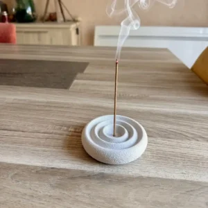 Porte-encens design Zenith de couleur gris clair mat avec un bâtonnet d'encens en train de brûler par 3DWorlds.