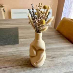 Vase design sculptural Plia imprimé en 3D couleur beige mat avec bouquet de fleurs séchées par 3DWorlds.