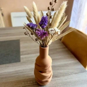 Vase design sculptural Twist imprimé en 3D couleur marron caramel mat avec bouquet de fleurs séchées par 3DWorlds.