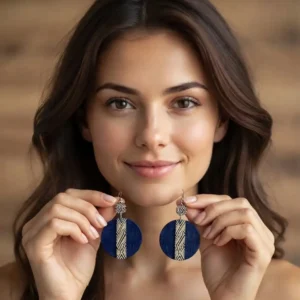 Paire de boucles d'oreilles bleues et beiges avec verso latte tenue en main