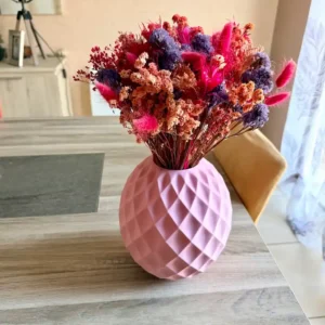 Vase fleurs séchées design Diamond rose pastel avec bouquet coloré rose et violet sur table en bois