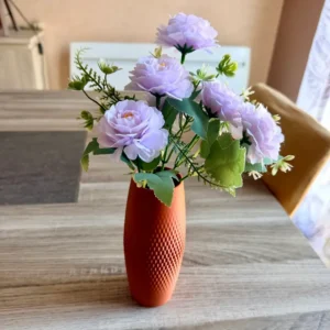 Vase fleurs séchées design Pigna en terre cuite imprimé en 3D avec bouquet de fleurs mauves sur une table en bois