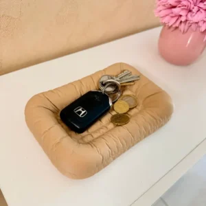 Vide poche design entree Pillow marron latte effet matelassé avec clés de voiture et pièces de monnaie