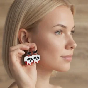 Femme présentant des boucles d'oreilles pomme empoisonnée 3DWorlds à la main