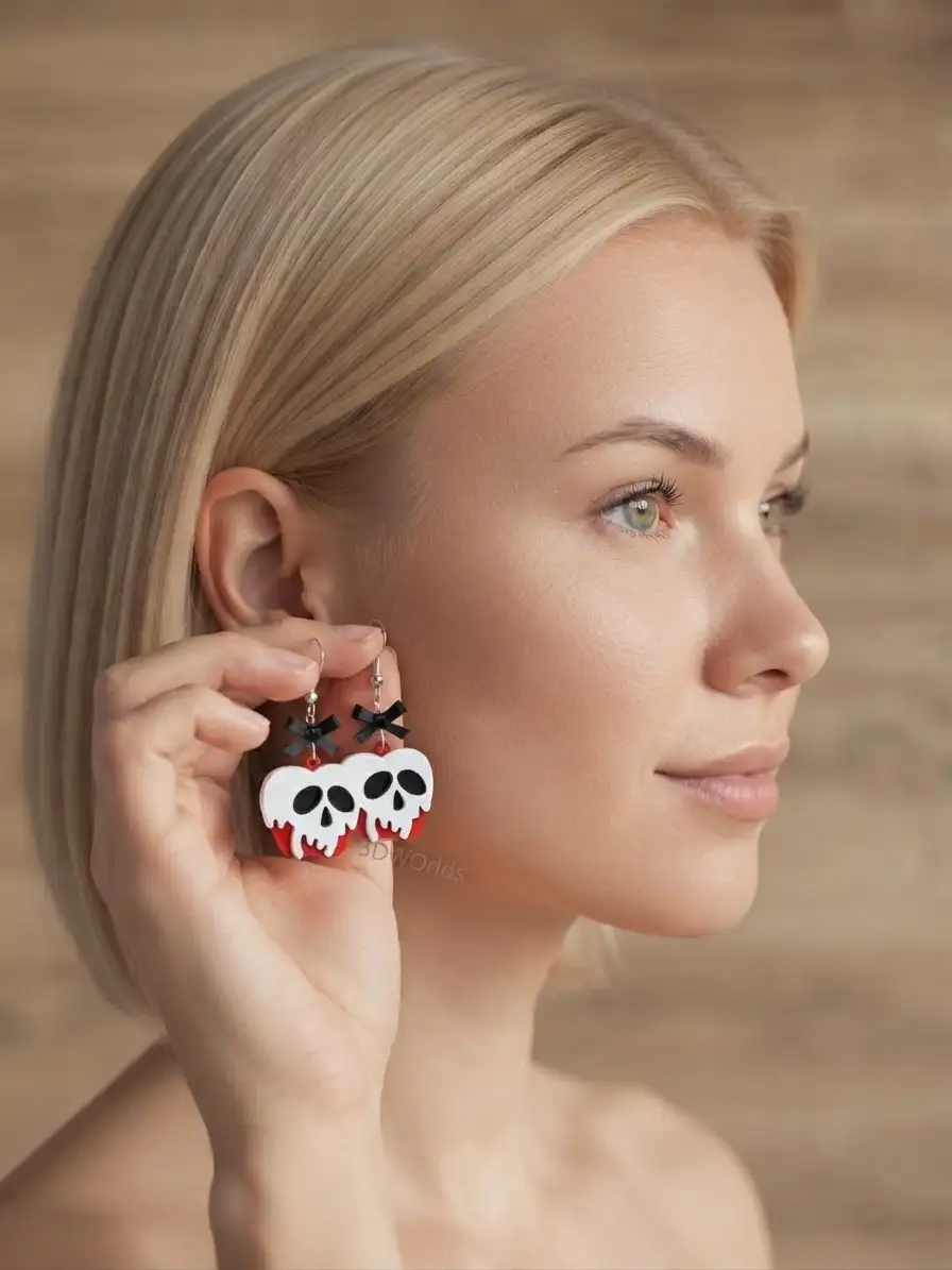 Femme présentant des boucles d'oreilles pomme empoisonnée 3DWorlds à la main