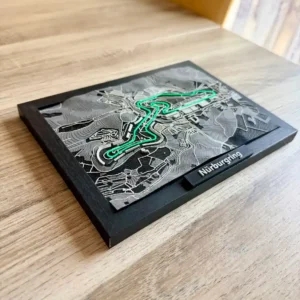 Vue de face inclinée du cadre relief 3D du circuit du Nürburgring avec son étiquette noire