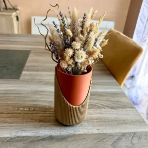 Mise en situation du vase 3D bicolore Terra garni d'une fleur sur un meuble.